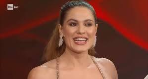 Giulia Vecchio nuova conduttrice di “Hot Ones Italia” su RaiPlay: la comicità incontra il format internazionale