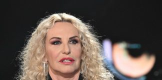 Antonella Clerici accende la magia della Cena di Natale su Rai1